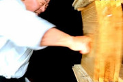 沖縄空手のパンチの凄まじさをビデオで紹介！！外国人「板は反撃してこないって言うけど、こんなパンチ喰らったら人間だって反撃できないよ」
