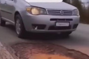 「道路の凹みはスピードを出したほうが避けられるのか…」速度ごとに比較した動画