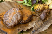 海外「このレストランはどこ？このワイルドな料理が気になります」野生のハンバーグセット（海外の反応）