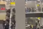 海外「ユダヤ人狩り。イスラエル発飛行機が来たと聞いてロシアの空港を襲撃するパレスチナ派ムスリム達。ユダヤ人を探して滑走路などにも乱入」