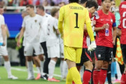 韓国人「『広告を見てきてください』…試合の流れを断ち切る3分の給水休憩にサッカーファン激怒」