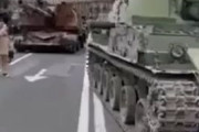 海外「ロシア軍がウクライナの首都キーウでパレードをしているようだ」
