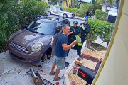 女性の悲鳴がすると通報を受け駆けつけた警察官4人、40歳のキエリボウシインコを見せられる