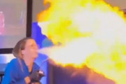 「テキサス大学の化学の教授は…何かと爆発させる！」絶対に退屈させない授業風景