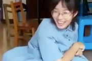 上手にできましたー！ふわふわのスカートを使った一発芸を披露する女の子が可愛い。海外の反応