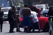 海外「無法地帯。事故った車を略奪するアメリカ人達」