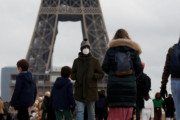 海外「フランスは24時間でコロナ感染者20万人以上。パリでは野外でもマスク着用が必須となる」