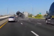 高速道路の事故で信じられないほど高速回転するも…奇跡的に無事