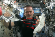 宇宙で「濡れタオル」を絞ると実際どうなるの？ カナダの宇宙飛行士が詳しく解説！ 海外の反応