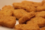 菜食主義の母、子供にナゲットを食べさせたベビーシッターに発狂して賠償金を求めてしまう...