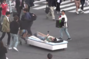 海外「日本だとそんなに問題なのか？」スクランブル交差のベッド動画に賛否両論