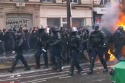 海外「フランスがフランスしている」 警察に火炎瓶をぶつけるフランス人達
