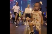きみがダンスマスター！大人たちの見様見真似でダンスする子ども上手すぎ。海外の反応