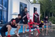 青年たちが、アベンジャーズみたいに登場した結果ｗｗｗ海外の反応
