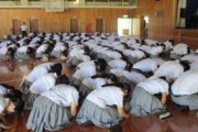 外国人「日本には正座で礼をさせられる高校があるらしい…」