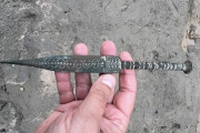 【海外】「星や三日月が輝く！古代のダガーをメタルディテクティブが発見」