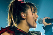 BABYMETALの女の子がチョコレートバーを持ってる写真をよく目にするんだが…　【海外の反応】