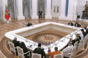 外国人「プーチンが会談に使ってるテーブルがまるで回転寿司」海外の反応
