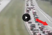 【衝撃】物凄い勢いで道路を逆走する車がもはやギャグかと思えるレベル　海外の反応