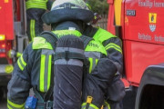 シャワー中に緊急警報！頭にシャンプーをつけたまま出動する消防士