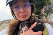【海外】スケボー女子が道端で見つけた三匹の子猫を救出！育てることになった冒険とは？💛 hotelに隠れた子猫たちとの別れを語るエヴァンさんの感動ストーリー！