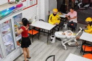 私たちが必要とする世界がここに。料理ができるまで店主の赤ちゃんの子守りをするフード配達員