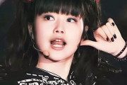 このBABYMETALの絵には、隠れたKOBAが13人いるから探してくれ！　【海外の反応】