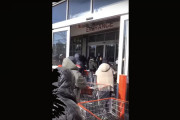 NYのコストコにオープン前から並ぶ群衆(海外の反応)