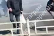 海外「ウクライナで抗議者たちにスタングレネードを投げ銃を乱射するロシア軍」
