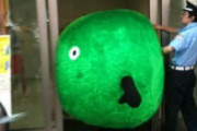海外「スタッフが必死に助けているのもいいね！」日本のゆるキャラが、直面している問題がこちら・・・ 海外の反応