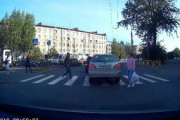 おそロシア 横断歩道の上に停車した車へのささやかな抵抗