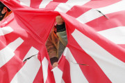 韓国人が火病！大学生団体が旭日戦犯旗を切り裂いて燃やし、「東京オリンピック、独島の歪曲」を糾弾し、警察に逮捕される‥　韓国の反応