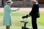 43億円の医療支援を集めた英退役大尉、女王との式典前にドギツイ冗談をかますｗｗｗｗｗ