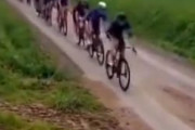 海外「列になって自転車で走り集団で転ぶ人々」