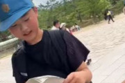 海外「日本人の礼儀正しさは桁外れだ」日本の小学生が外国人観光客へ英語でインタビュー