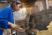 【海外】「美人すぎるw」「絶対に食べに行かなきゃ」美人JD店長が受け継ぐ日本の町中華に海外も興味津々