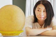 日本にあるお店で、巨大ごま団子づくりにチャレンジ！