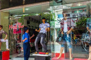 これ日本では普通なの！？こんな日本の警備員さん...惚れてまうやろ！「世界では争いが絶えないってのに...日本では違うんだな！」「俺も彼のように自分の仕事を愛したい！」海外の反応