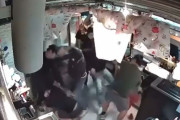 海外「香港、親北京派の『善良な市民』に襲撃される民主主義派のパン屋」