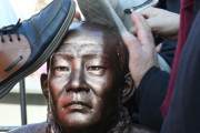 【韓国の反応】まるで人民裁判!! ソウル 光化門広場に登場した「ひざまずいた全斗煥」銅像【銅像大スキ～】