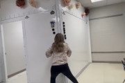 銃ありきなら防御するしかない。子供たちを銃撃から守るため折り畳み式防弾ポッド