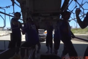 海外「吊るされる鶏のパフォーマンスをしようとして危うく窒息死しそうになるヴィーガン」
