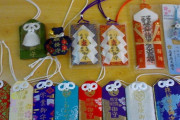 韓国人「韓国人が日本の神社で売っている『お守り』について知りたいことがこちらです‥（ﾌﾞﾙﾌﾞﾙ」→「袋の中身は何ですか？」　韓国の反応