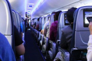 「今、飛行機の中でテレビ画面を見ているけど、このニュースは見たくなかった…」同情するしかない状況