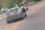 事件か！？窓にしがみついた男性が半身だしながら走行する車が目撃される
