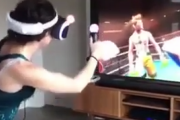やっぱりＶＲをやってる人を外から見るのは面白い。ＶＲボクシングゲームで叫びまくる女。海外の反応