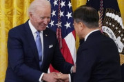 韓国紙「菅に会う時は "マスクを二重" につけたバイデン ... 文に会う時は外した」