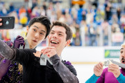 海外「カナダ人＝親切を地で行く男！」表彰式で羽生選手のために国旗を広げてあげるキーガン選手