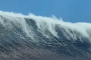 まるで巨大な波のよう。大自然のスペクタクルがすごい