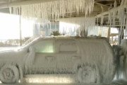 【アメリカ】破裂した水道管の下に駐車していた車、見事に凍ってしまう　海外の反応